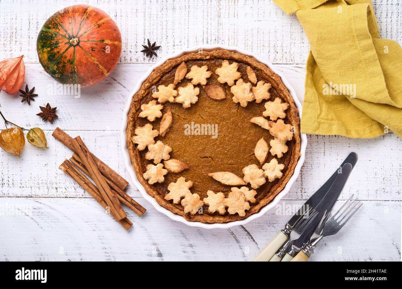 Tarte à la citrouille.Tartelez avec de la crème fouettée et de la cannelle sur fond rustique blanc.Gâteau de citrouille traditionnel américain fait maison pour Thanksgiving ou Halloween Banque D'Images