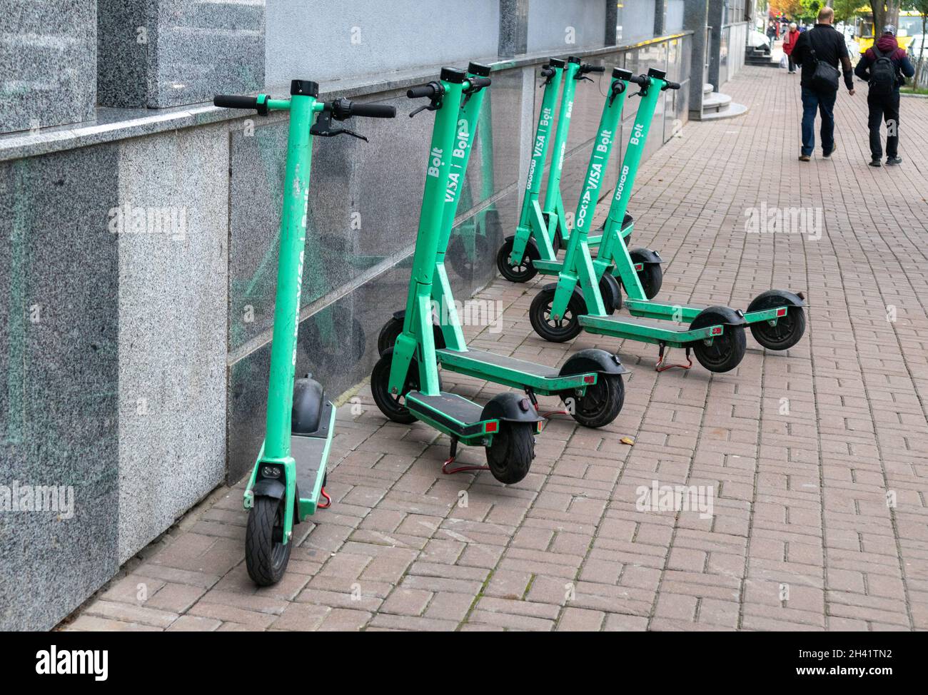 Rangée de scooters électriques à louer au mur dans les rues de Kiev Banque D'Images