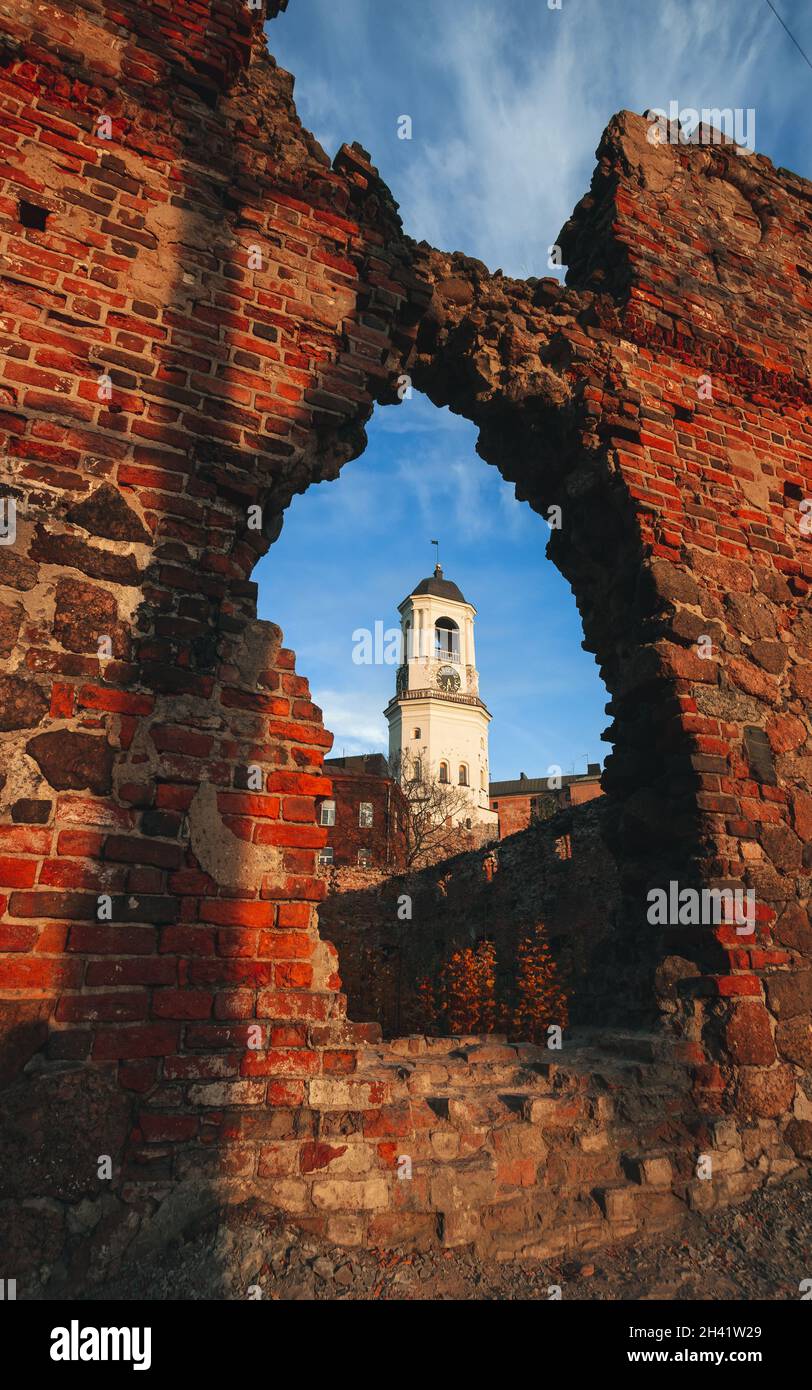 Vue sur la Tour de l'horloge depuis les ruines de la vieille cathédrale dans la ville de Vyborg, région de Leningrad en automne. Banque D'Images