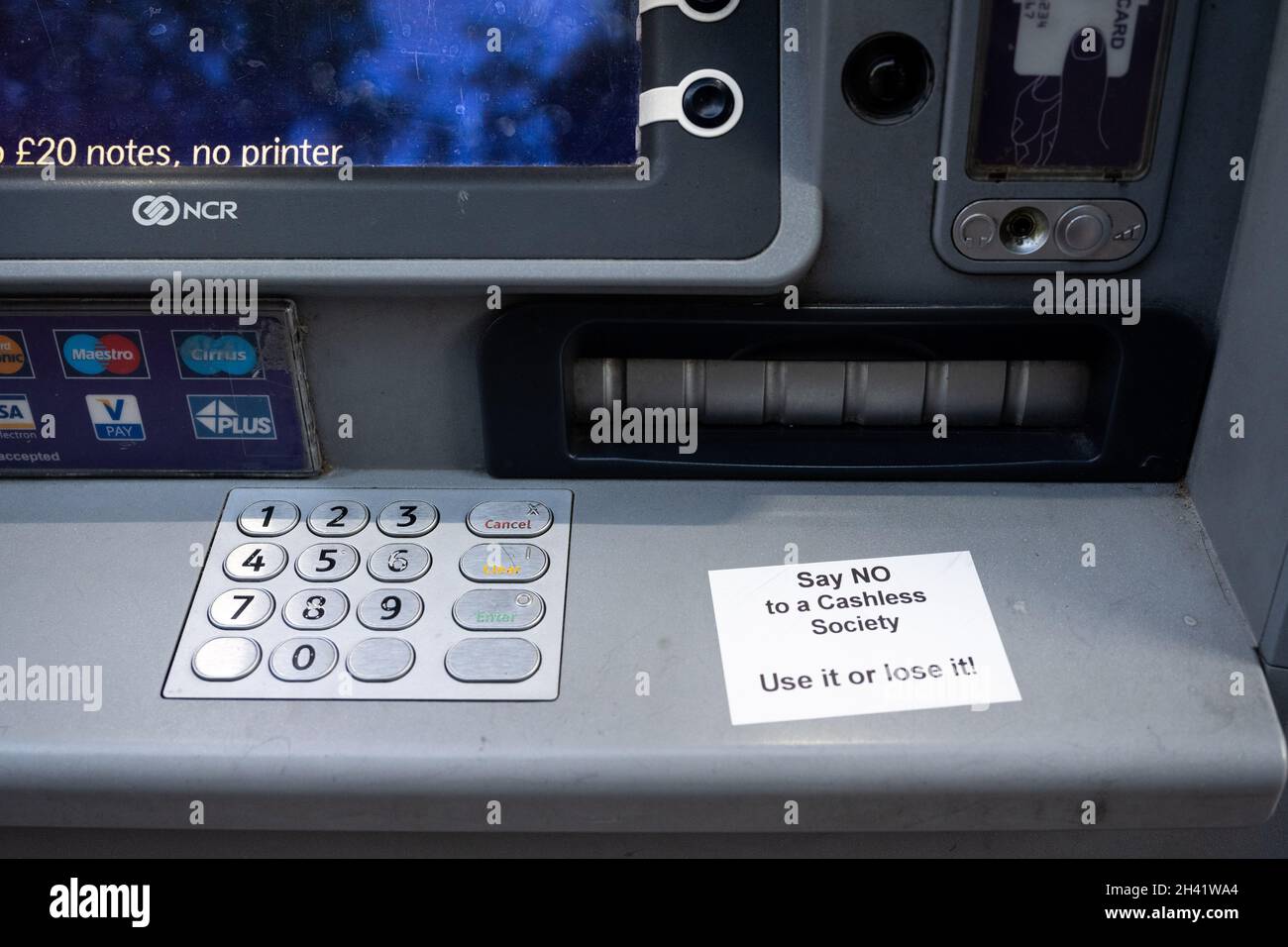 Un cashpoint avec un autocollant disant Òsay pas un cashless societyÓ à Cardiff, pays de Galles, Royaume-Uni. Banque D'Images