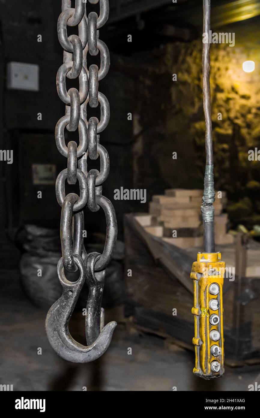 Commande à distance ancien panneau de commande levage mécanisme industriel  crochet en fer dans l'atelier de l'usine industrielle Photo Stock - Alamy