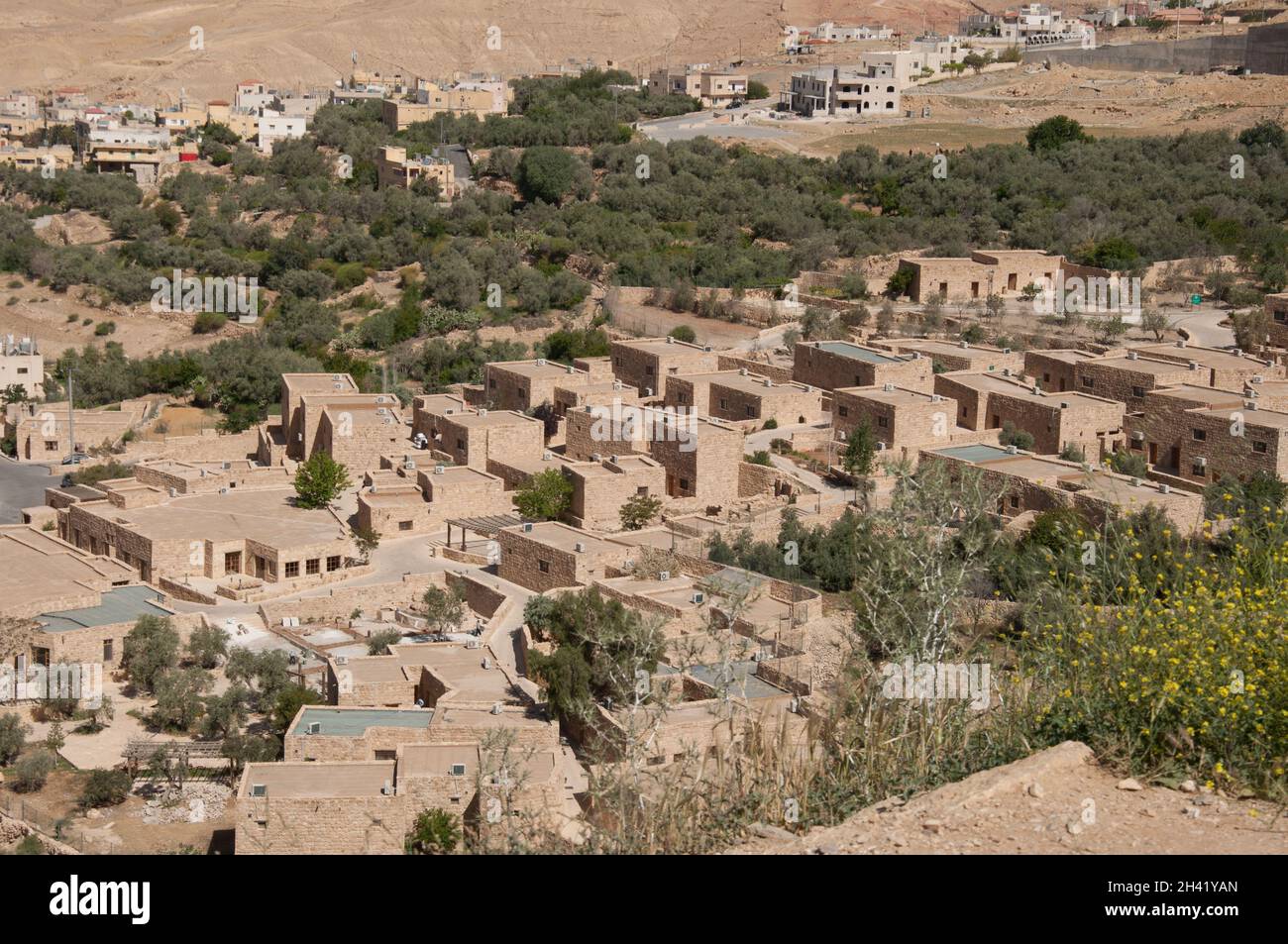 Vue de Wadi Musa, Jordanie, Moyen-Orient. Wadi Musa est nommé d'après Moïse et est la ville la plus proche de Pétra. Banque D'Images