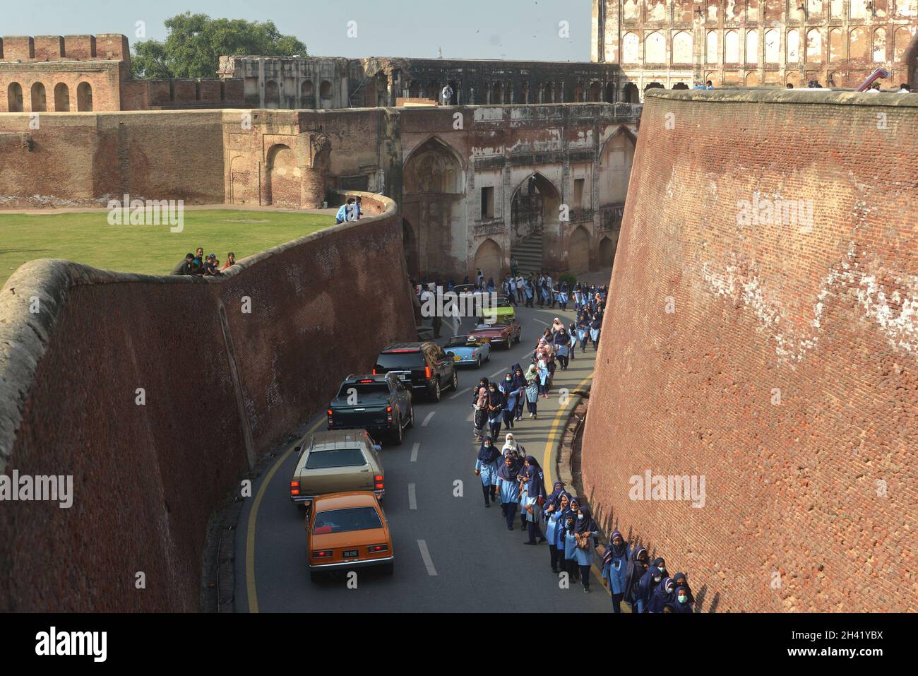 Lahore, Pakistan.30 octobre 2021.Les Pakistanais démonte les salons de l'auto rallye automobile d'époque organisé par la ville fortifiée de Lahore (WCLA) au fort historique de Lahore, à Lahore, au Pakistan, le 30 octobre 2021.Au moins 14 voitures uniques de 1935 à 1965 modèles, dont Mercedes et Beatle Ford, ont participé au rallye.(Photo de Rana Sajid Hussain/Pacific Press/Sipa USA) crédit: SIPA USA/Alay Live News Banque D'Images