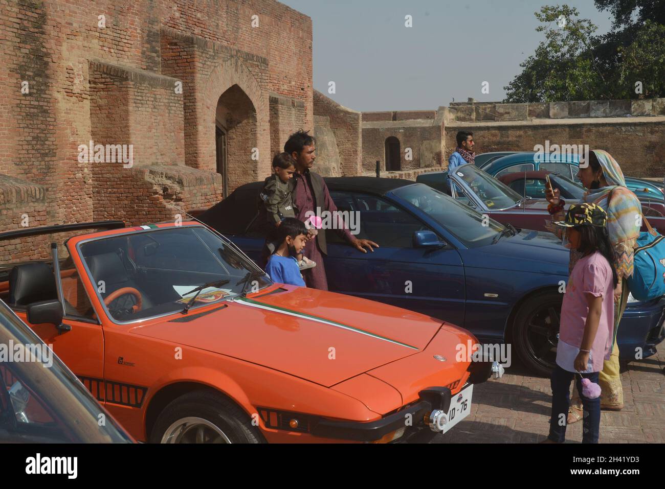 Lahore, Pakistan.30 octobre 2021.Les Pakistanais démonte les salons de l'auto rallye automobile d'époque organisé par la ville fortifiée de Lahore (WCLA) au fort historique de Lahore, à Lahore, au Pakistan, le 30 octobre 2021.Au moins 14 voitures uniques de 1935 à 1965 modèles, dont Mercedes et Beatle Ford, ont participé au rallye.(Photo de Rana Sajid Hussain/Pacific Press/Sipa USA) crédit: SIPA USA/Alay Live News Banque D'Images