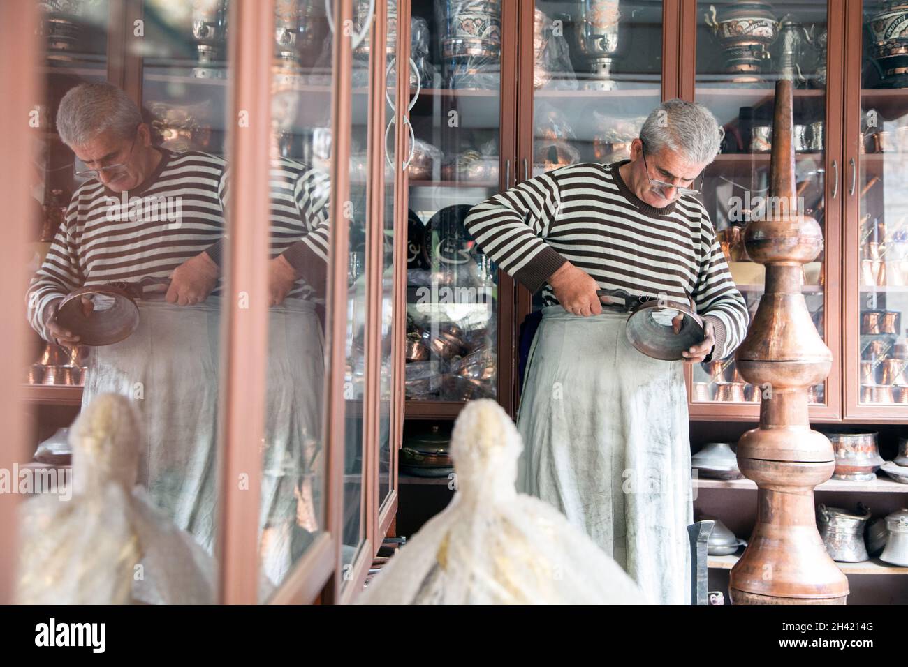 Amasya,Turquie - 10-01-2015:Maître de traitement du cuivre, ancien bazar d'Amasya Banque D'Images