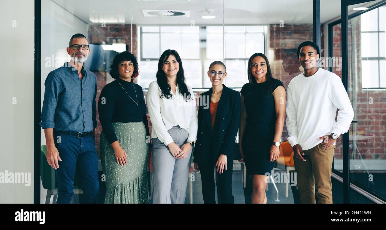 Portrait d'une équipe d'hommes d'affaires créatifs debout ensemble.Groupe d'hommes d'affaires souriant à la caméra tout en se tenant à côté de chacun Banque D'Images
