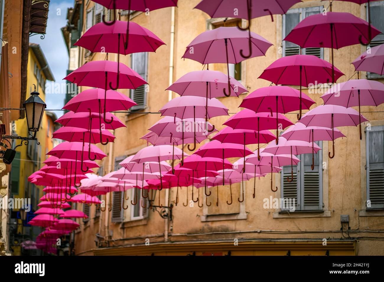 Grasse France parapluies rose décoration Photo Stock - Alamy