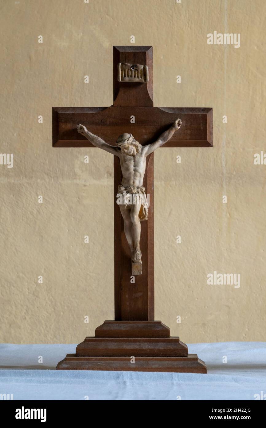 Un simple crucifix en bois avec une sculpture en ivoire du Christ à l'église St Andrew, Boyton, Suffolk, Royaume-Uni Banque D'Images