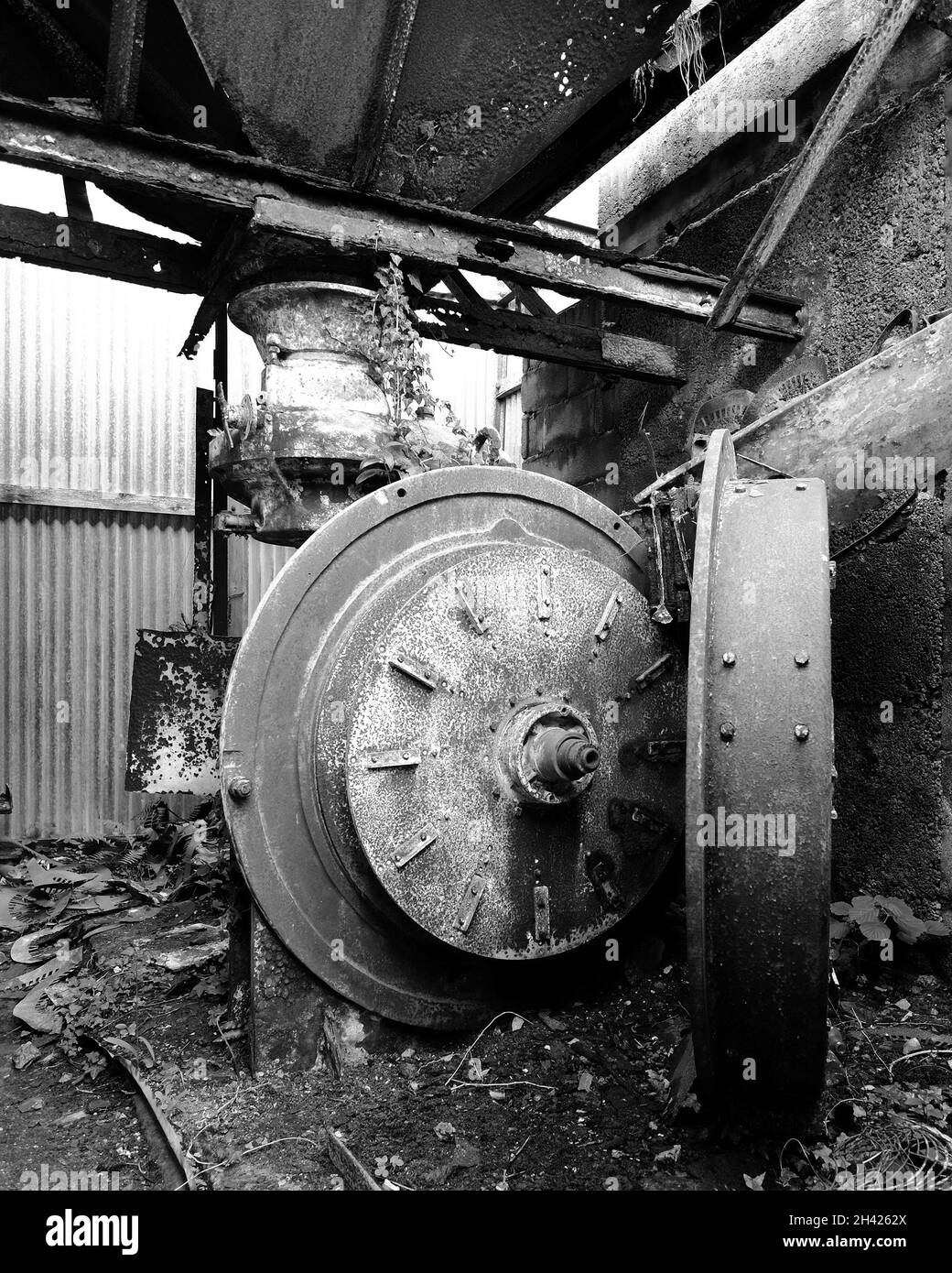 Août 2021 - Rusty dereliction industrielle dans le sud du pays de Galles Banque D'Images