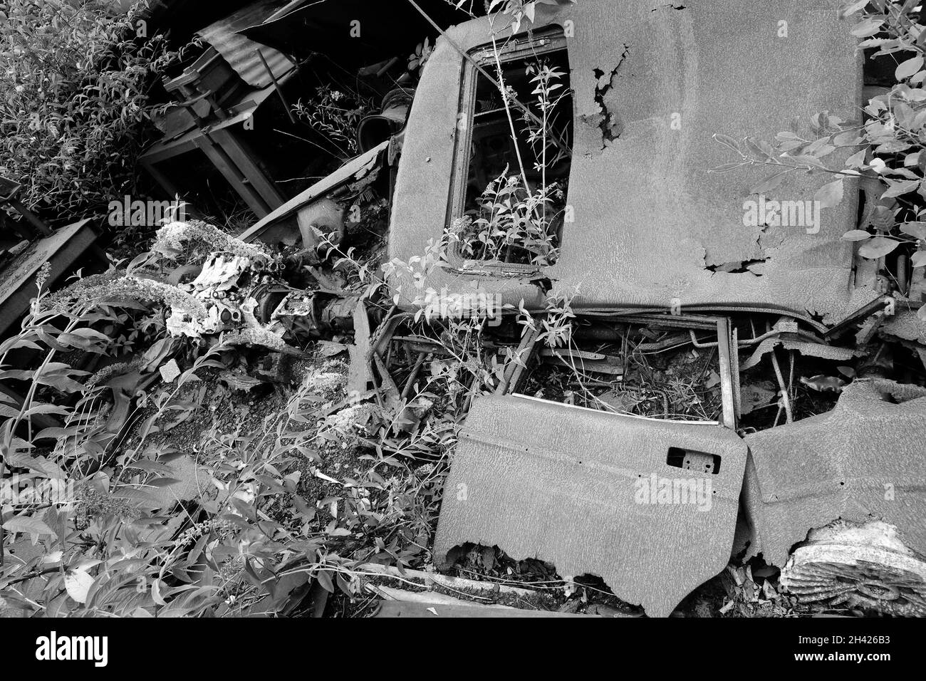 Août 2021 - dereliction industrielle Rusty car dans le sud du pays de Galles Banque D'Images