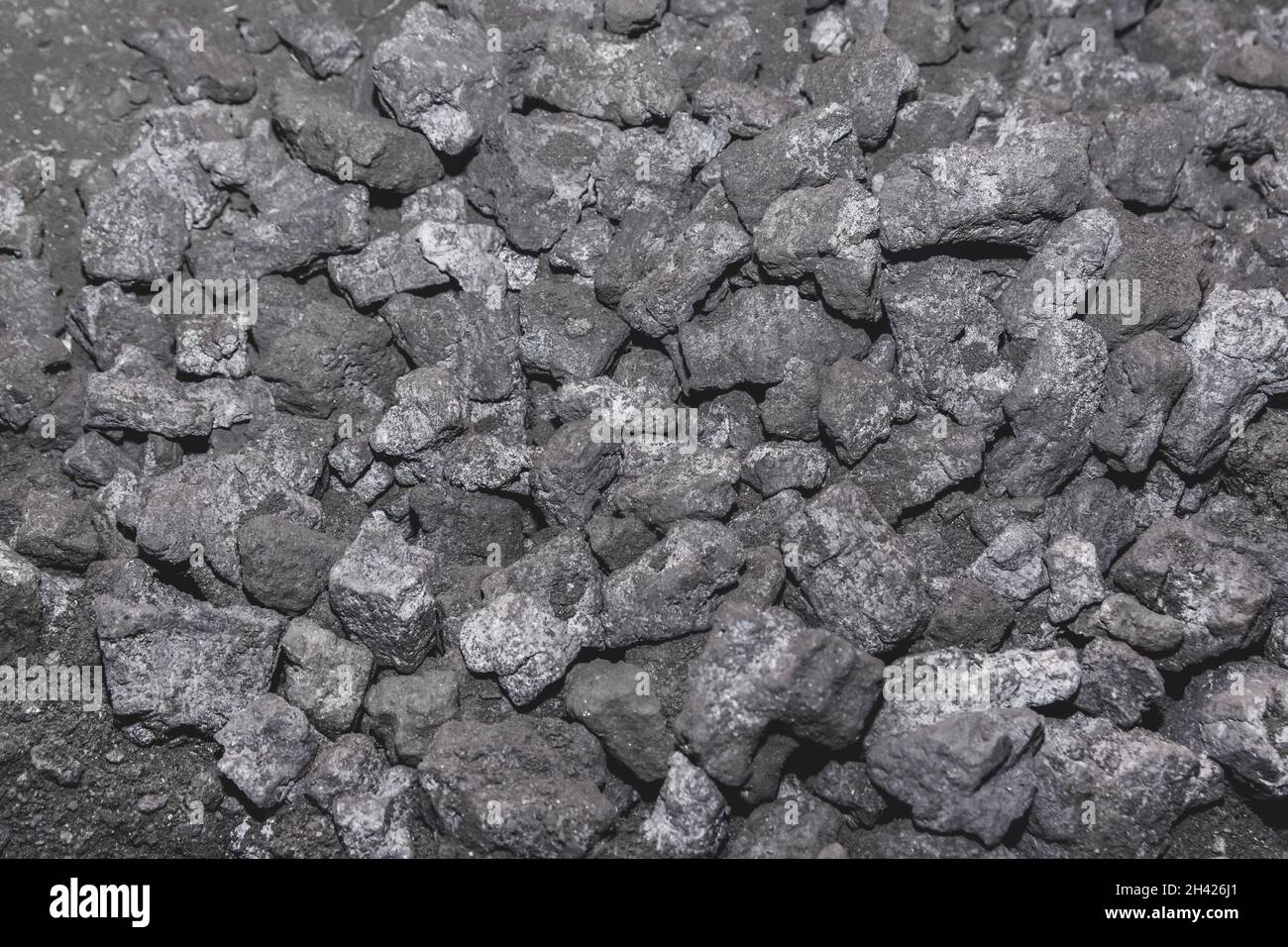 Charbon à coke fossile noir combustible pour fusion métallique texture — free download
