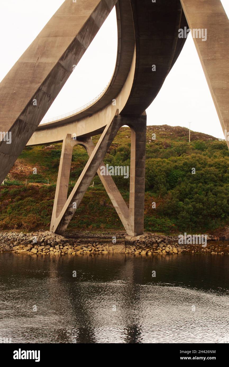 Vue sur le pont de Kylesku , Sutherland, Écosse, montrant sa forme incurvée et ses immenses supports sur le Loch a Chairn Bhain Banque D'Images