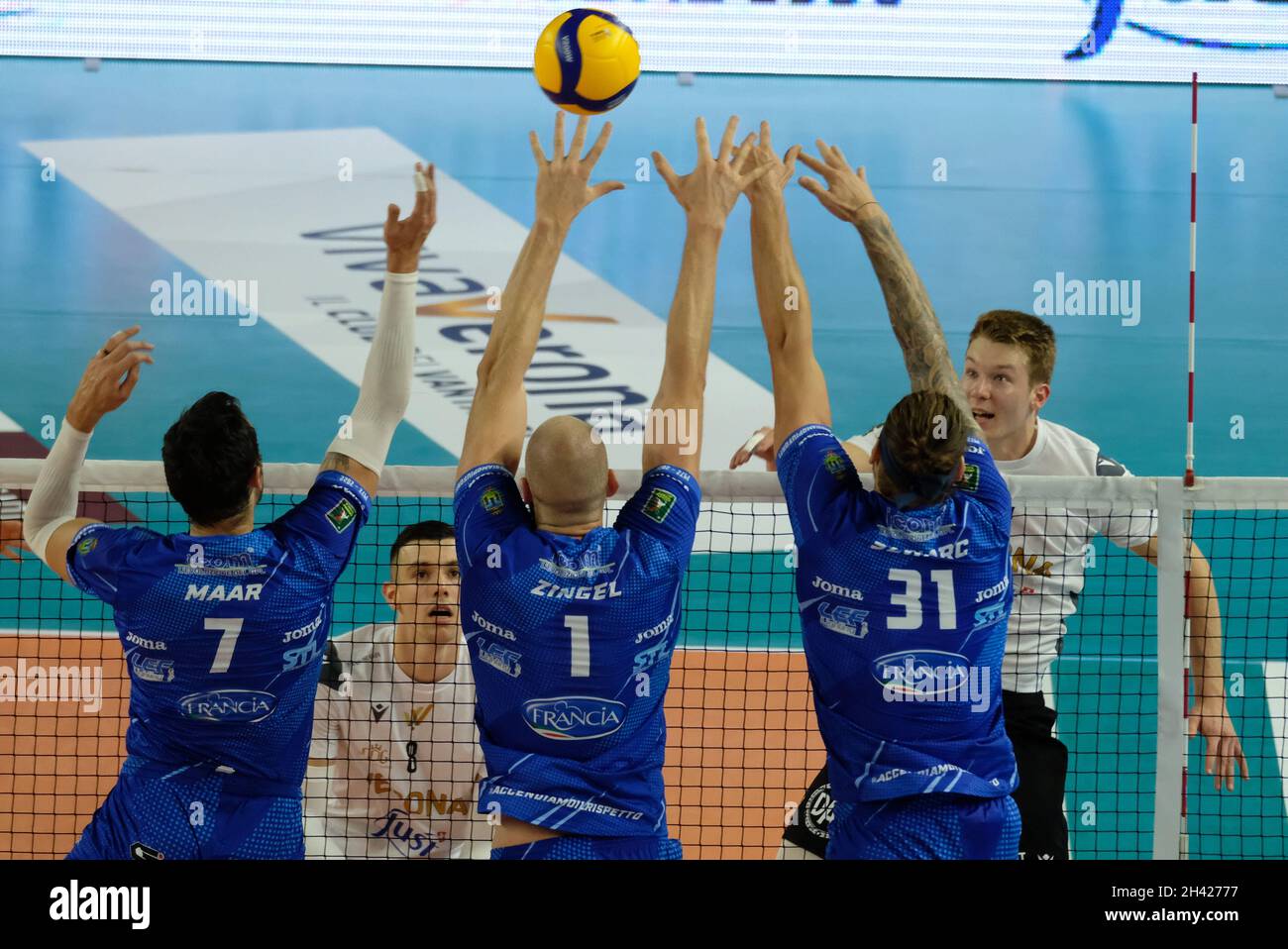 Forum AGSM, Vérone, Italie, 31 octobre 2021,Attaque de Rok Mozic - Verona Volley pendant NBV Verona vs Top Volley Cisterna - Volleyball Italien Serie A Men SuperLeague Championship Championship Banque D'Images