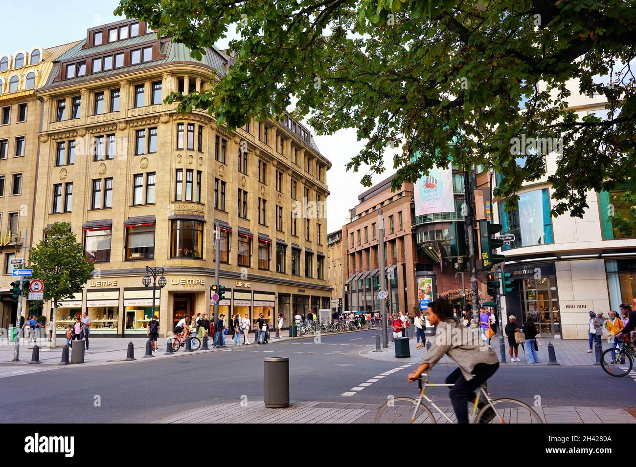 Le quartier commerçant de Shadowstrasse/Königsallee dans le centre-ville de Düsseldorf, en Allemagne. Banque D'Images