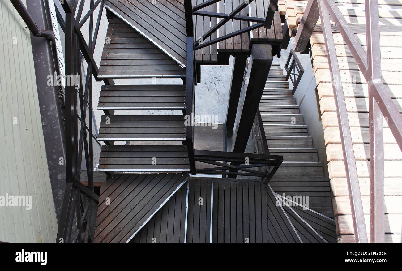 Escalier en colimaçon moderne en bois dans un bâtiment Banque D'Images