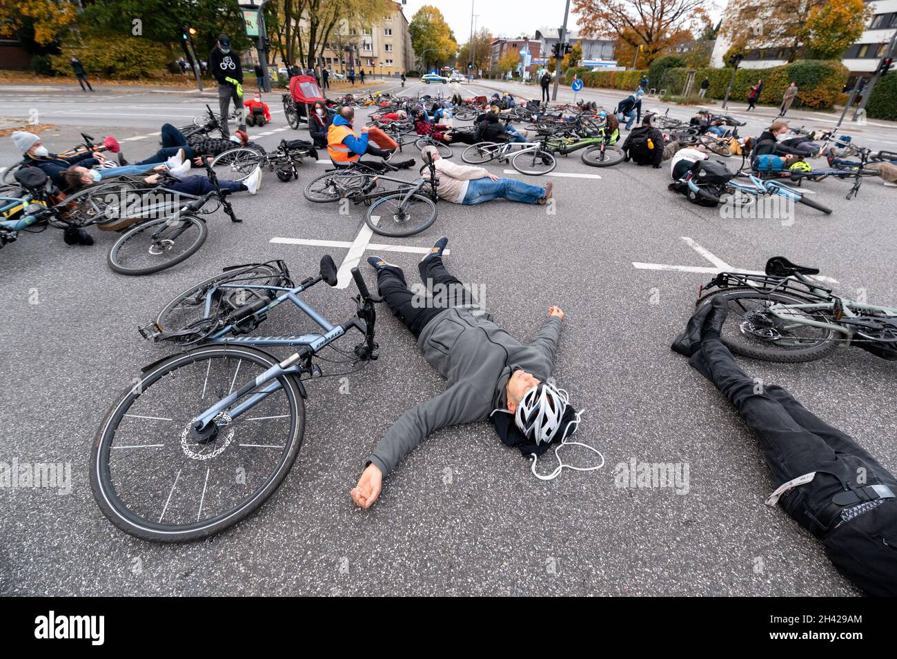 Hambourg, Allemagne.31 octobre 2021.Des dizaines de personnes ont participé à une « mort-dans » pour le cycliste mortellement blessé lorsqu'il a été conduit par un camion vendredi dernier, en posant leurs vélos pendant cinq minutes à l'intersection de l'accident.Credit: Jonas Walzberg/dpa/Alay Live News Banque D'Images