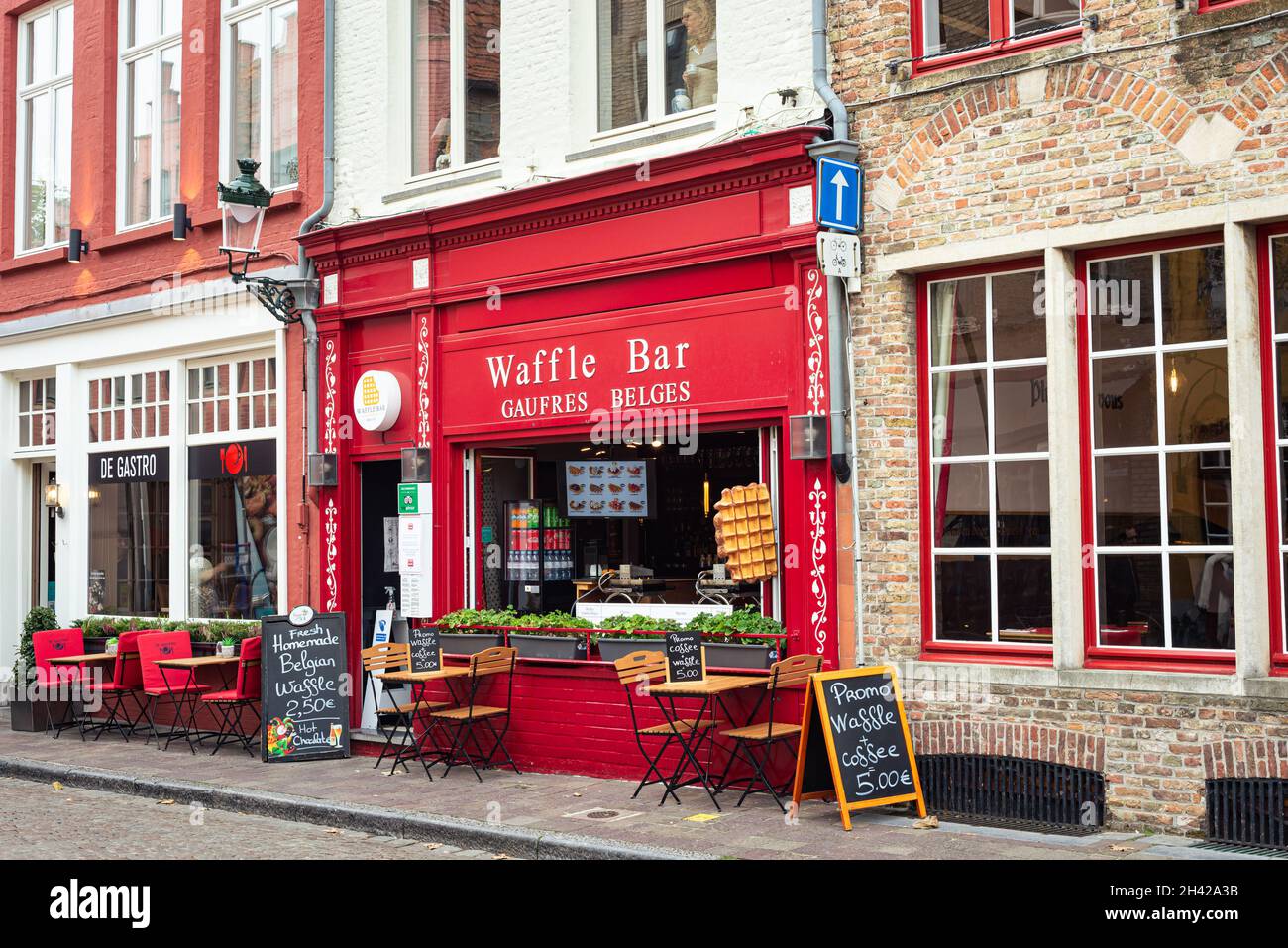 Bar à gaufres belges traditionnel dans une rue du centre historique de Bruges, en Belgique. Banque D'Images