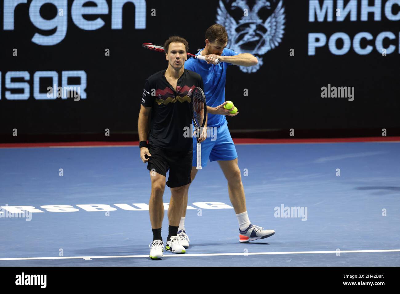 Saint-Pétersbourg, Russie.31 octobre 2021.Jamie Murray de Grande-Bretagne et Bruno Soares du Brésil vu en action lors d'un match contre Andrey Golubev du Kazakhstan, Hugo Nys de Monaco au dernier tournoi de tennis de Saint-Pétersbourg, 2021 à Sibur Arena.Note finale: (Jamie Murray, Bruno Soares 2 - 0 Andrey Golubev, Hugo Nys) crédit:SOPA Images Limited/Alamy Live News Banque D'Images