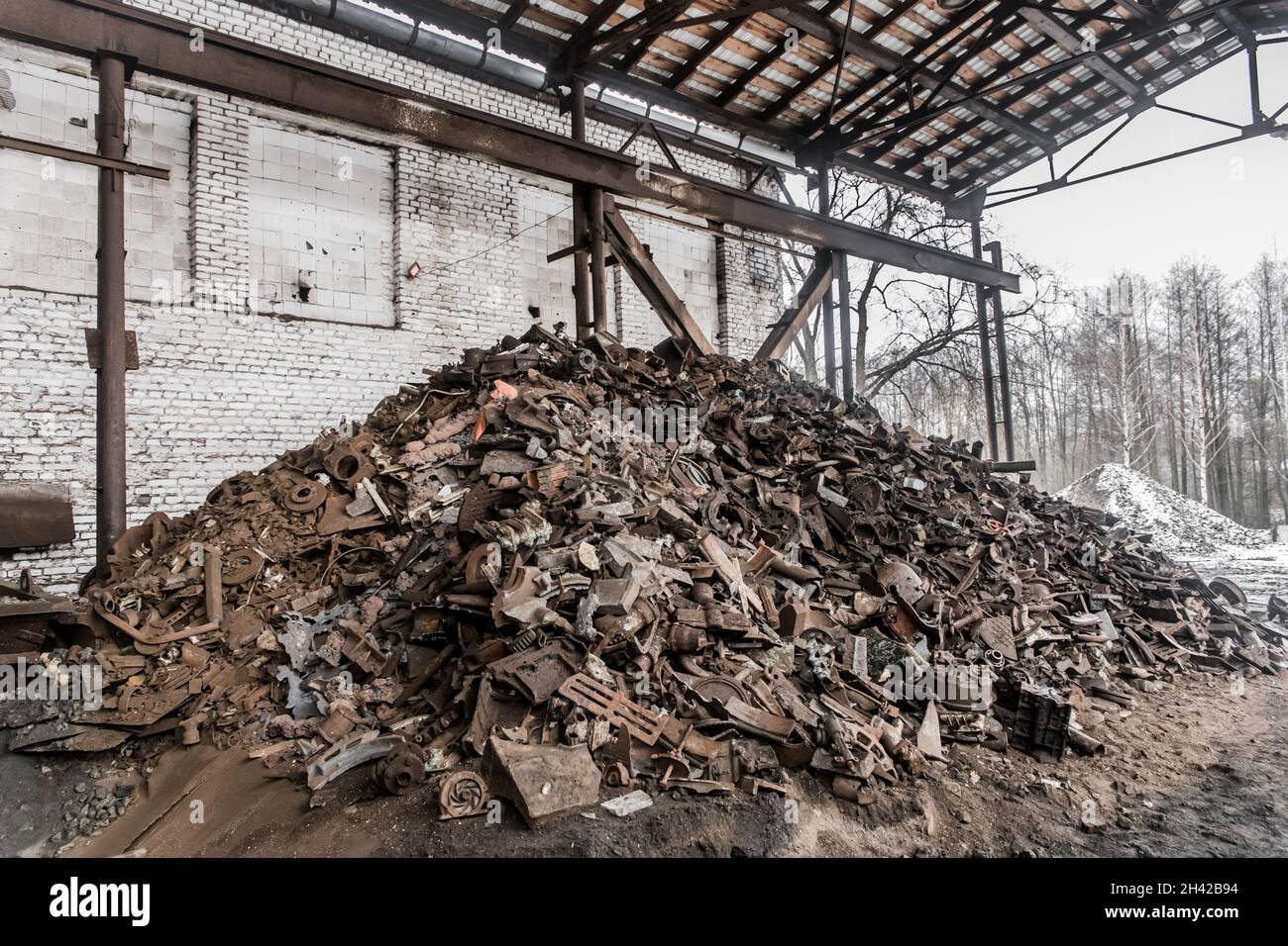 Un tas de vieux métaux rouillés et de déchets de fer sales à recycler dans une décharge de déchets d'acier. Banque D'Images