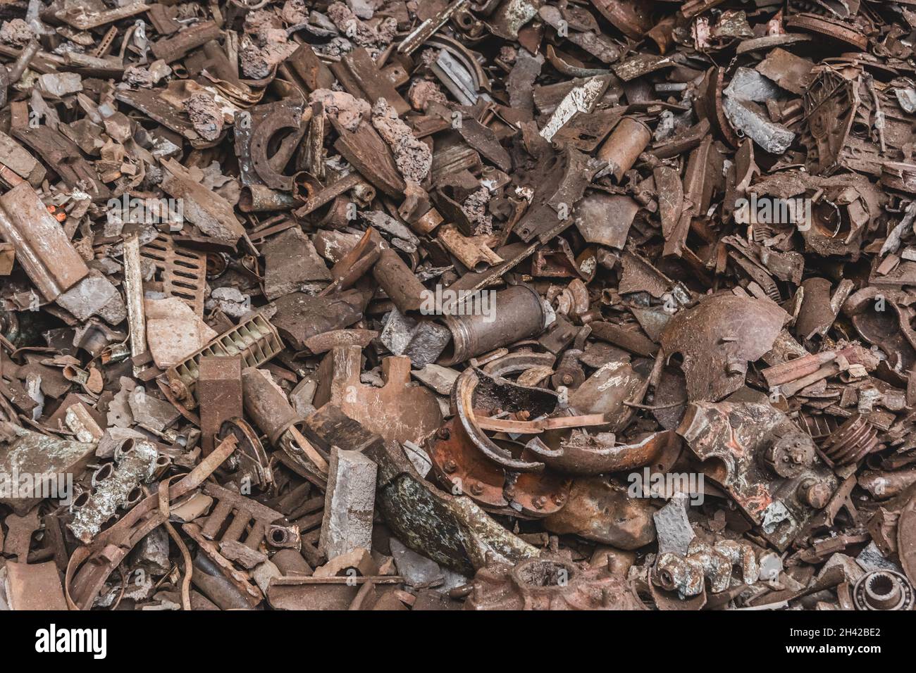 Un tas de vieux métaux rouillés et de déchets de fer sales à recycler dans un fond de déchets d'acier d'enfouissement. Banque D'Images