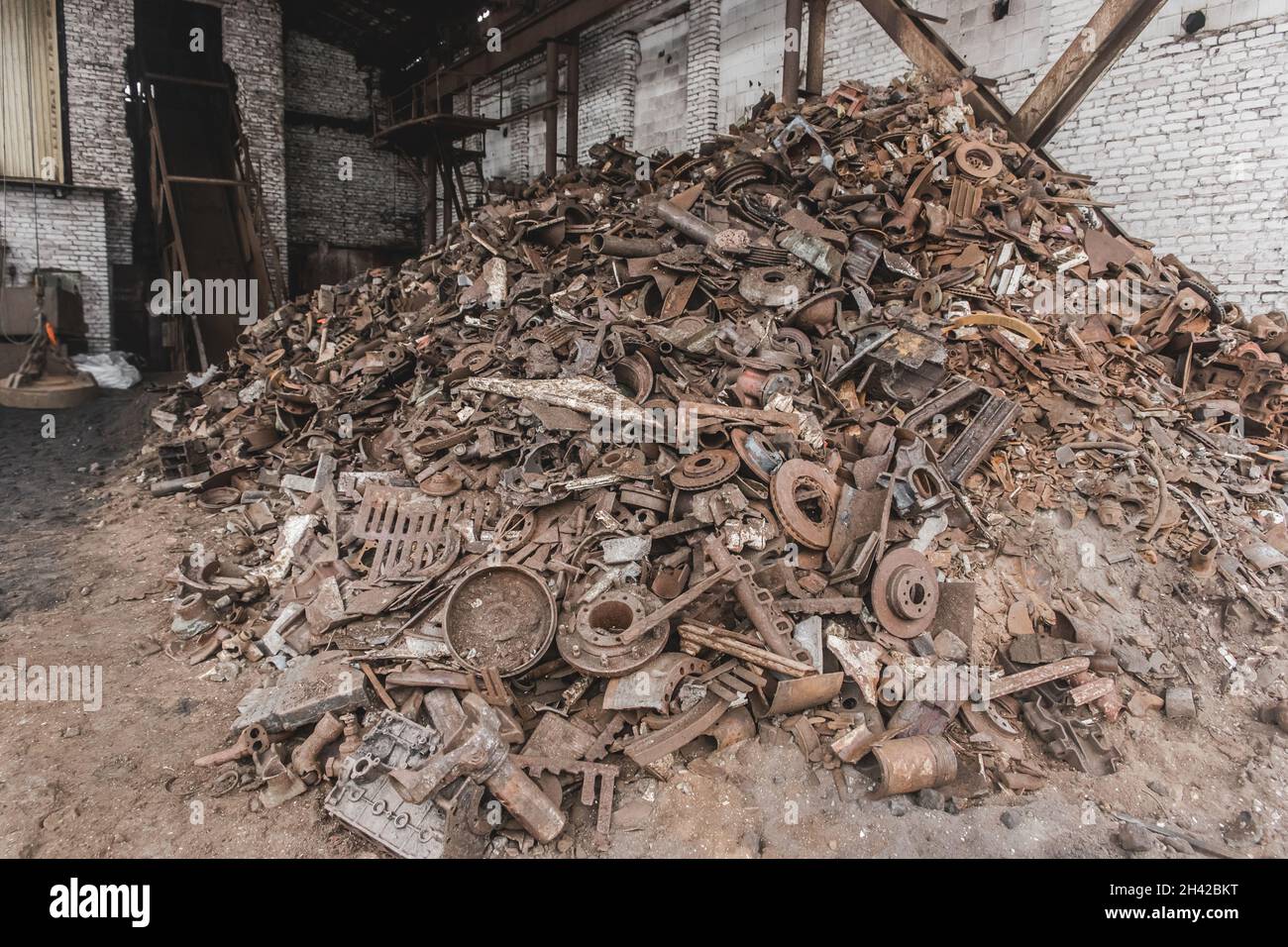 Un tas de vieux métaux rouillés et de déchets de fer sales à recycler dans une décharge de déchets d'acier. Banque D'Images