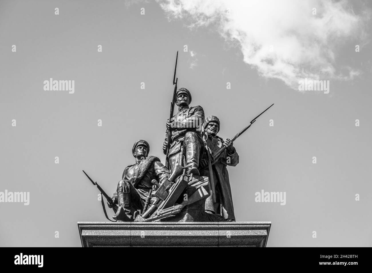 Monument aux héros de la première Guerre mondiale dans la ville de Kaliningrad, Russie.Noir et blanc. Banque D'Images