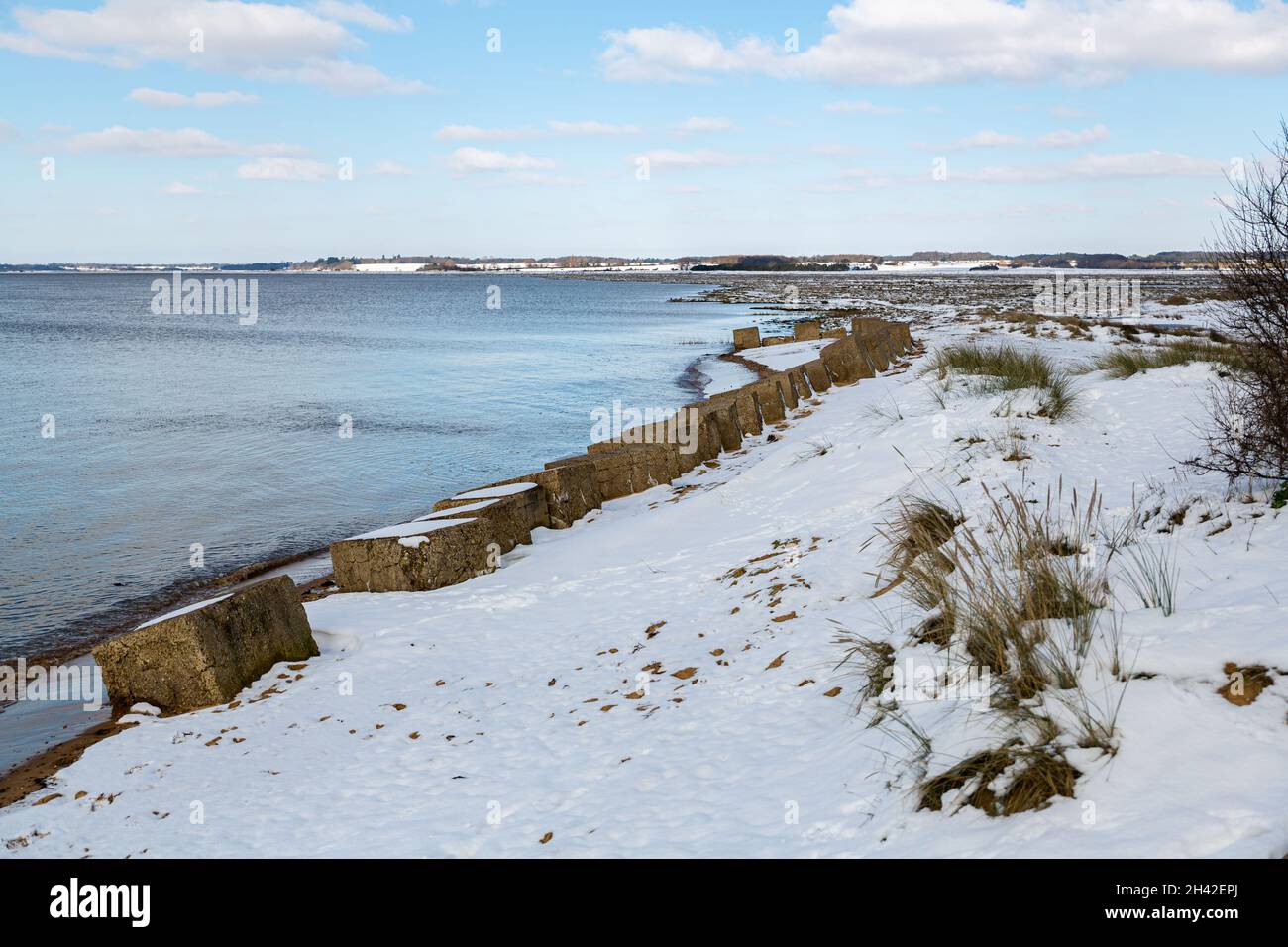 Des pièges en béton enneigés le long de la côte britannique à Suffolk.Vestiges des défenses alliées pour protéger l'Angleterre d'une invasion allemande Banque D'Images
