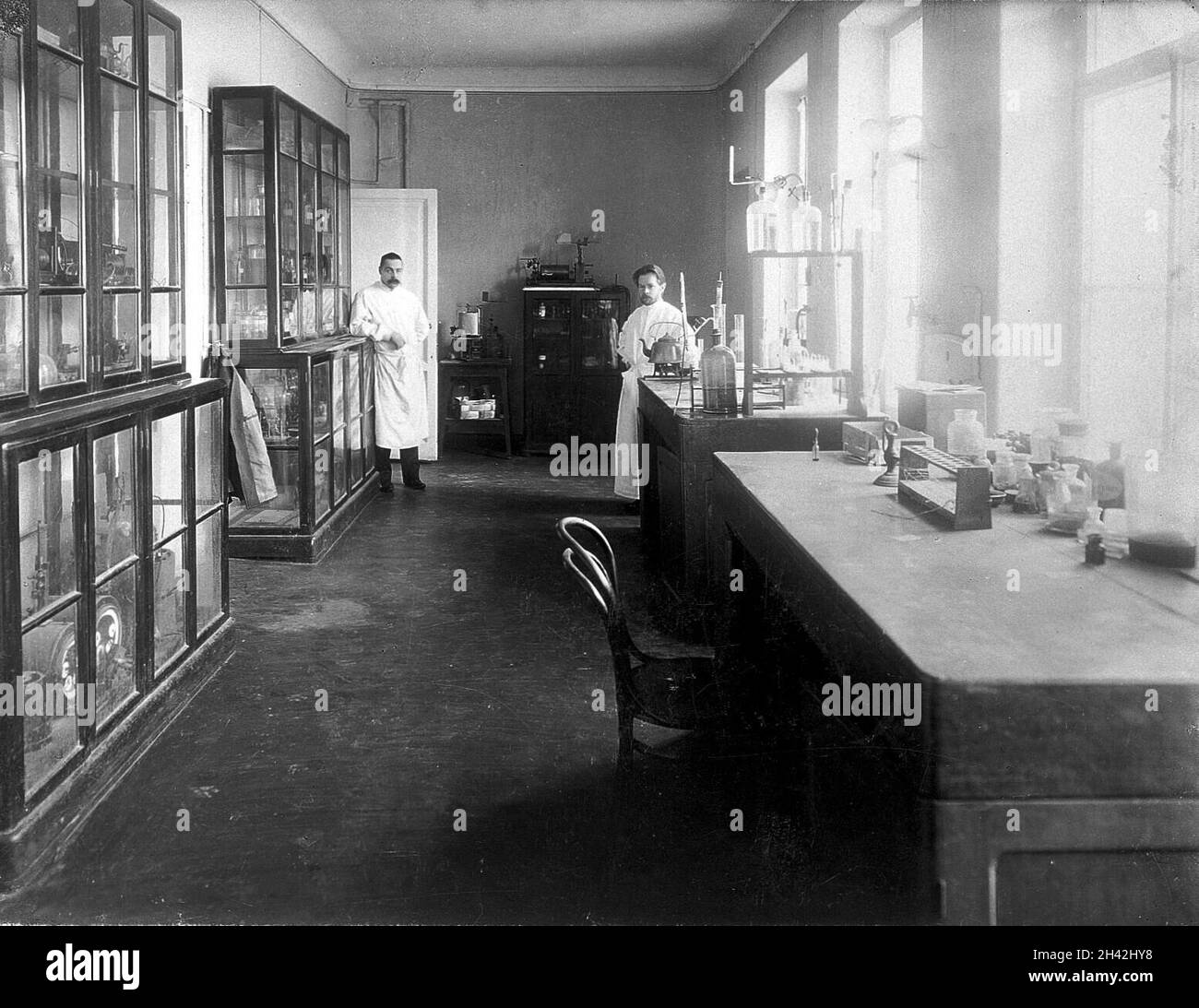 Un laboratoire de physiologie, soit à l'Institut de médecine expérimentale, soit à l'Académie militaire impériale de médecine, à Saint-Pétersbourg, avec des établis, des armoires d'appareils et deux membres du personnel.Photographie, 1904. Banque D'Images