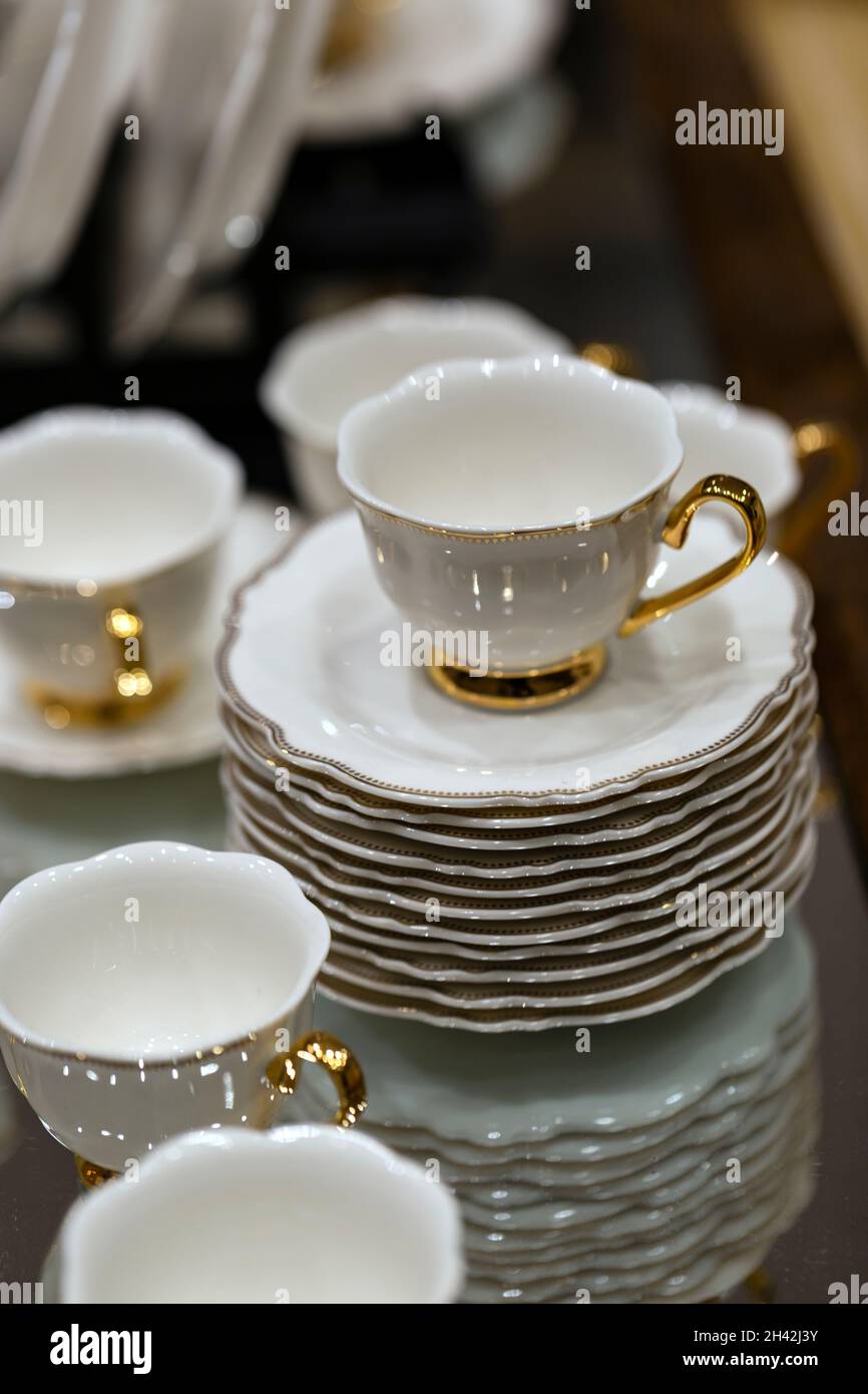 Videz les assiettes et les bols.Mise au point sélective.Tasse et assiettes sur table, tasse de café.Vaisselle de différentes formes.Un ensemble d'assiettes et de mugs. Banque D'Images