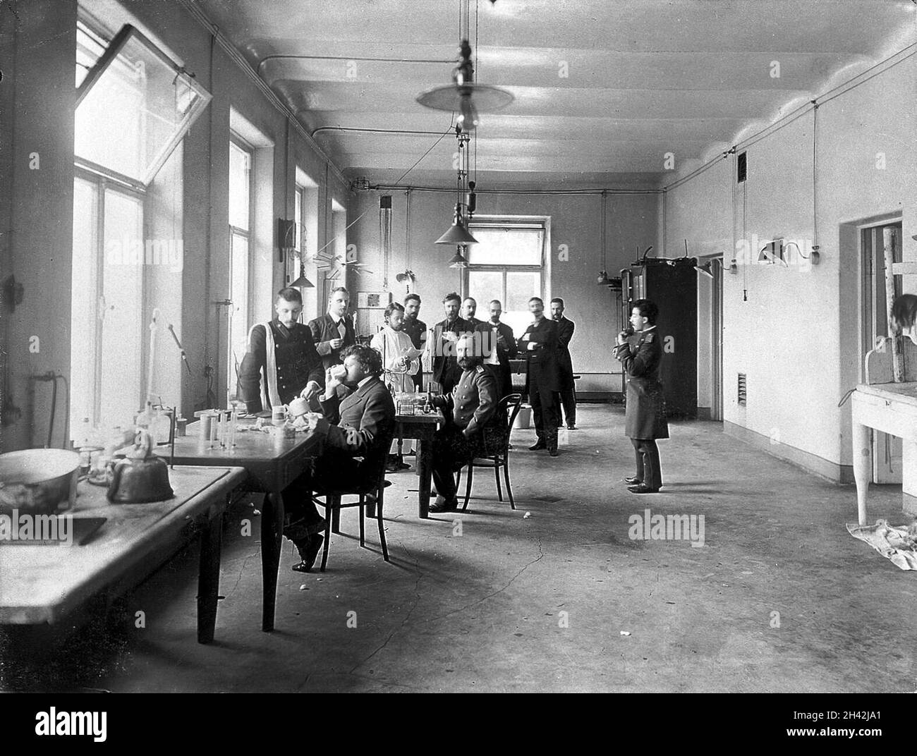 I.P.Pavlov et des étudiants de la salle de vivisection, Département de physiologie à l'Institut impérial de médecine expérimentale, Saint-Pétersbourg.Photographie, 1904. Banque D'Images