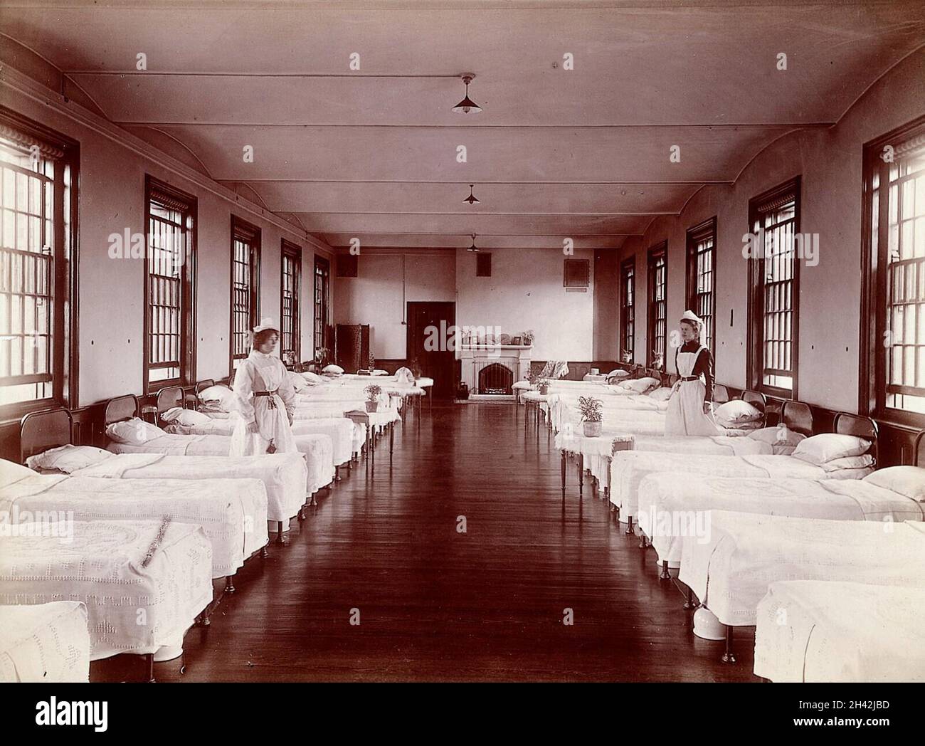 Claybury Asylum, Woodford, Essex: Un dortoir.Photo de London & County Photographic Co., [1893?]. Banque D'Images