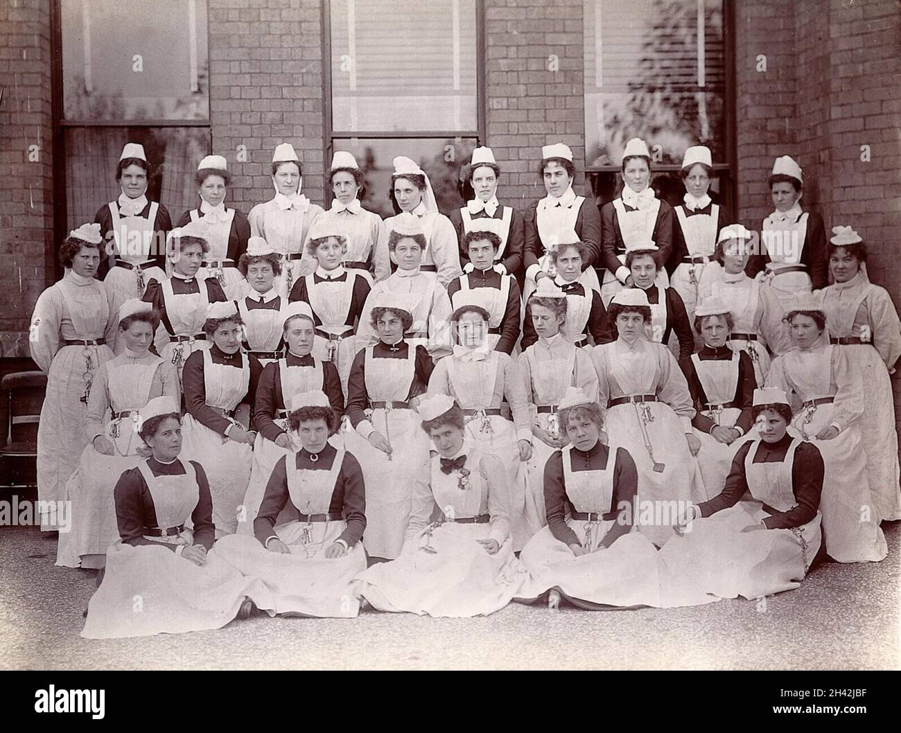 Claybury Asylum, Woodford, Essex : trente-quatre infirmières.Photo de London & County Photographic Co., [1893?]. Banque D'Images