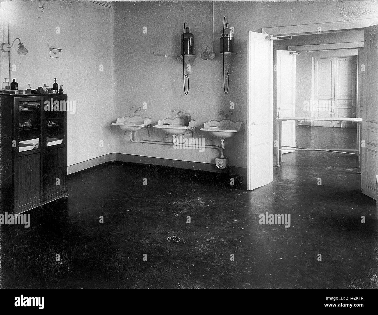 Une salle d'opération ou une salle d'eau du laboratoire physiologique soit à l'Institut de médecine expérimentale, soit à l'Académie militaire impériale de médecine, à Saint-Pétersbourg.Photographie, 1904. Banque D'Images
