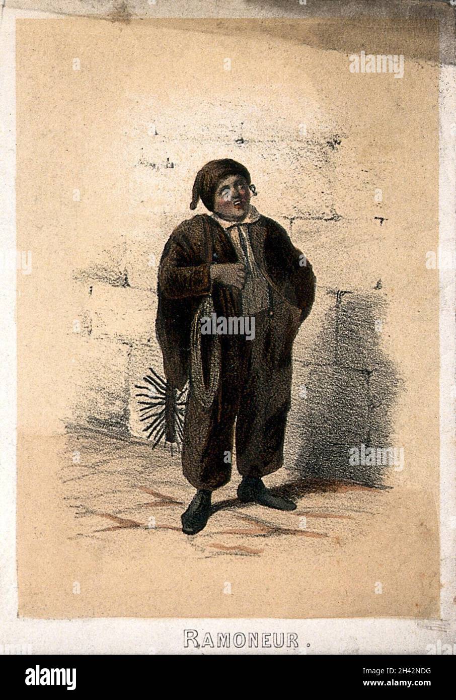Un petit garçon se tient avec une corde et une brosse de cheminée sur son épaule.Lithographie colorée. Banque D'Images