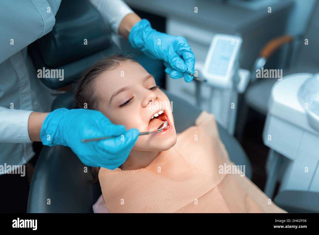 Dentiste et petite fille dans le dentaire.Enfant ayant des