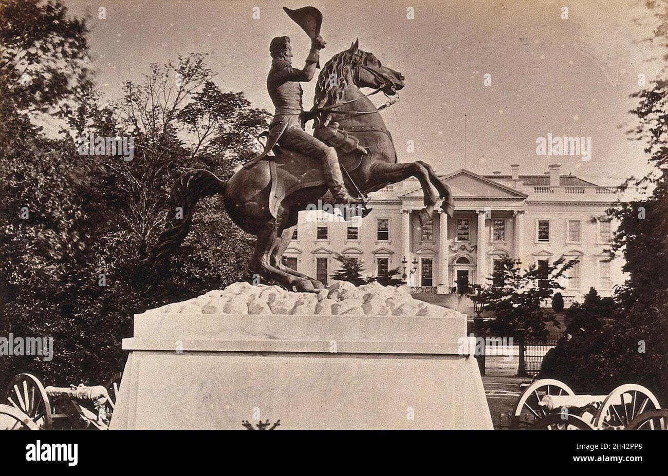 Général Andrew Jackson: Statue équestre; montrant la Maison Blanche en arrière-plan: Lafayette Park, Washington D.C. Photographie, ca.1880, d'une statue de bronze de Clark Mills, 1853. Banque D'Images