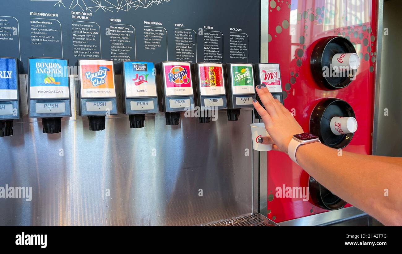 Orlando, FL USA - 9 octobre 2021 : une personne verse du soda à partir d'un échantillon de fontaine de soda. Banque D'Images