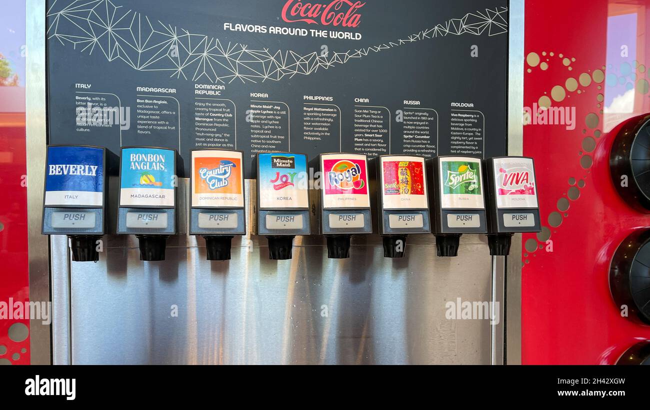 Orlando, FL USA - 9 octobre 2021 : l'échantillon de soda d'une fontaine de soda internationale Coca Cola. Banque D'Images