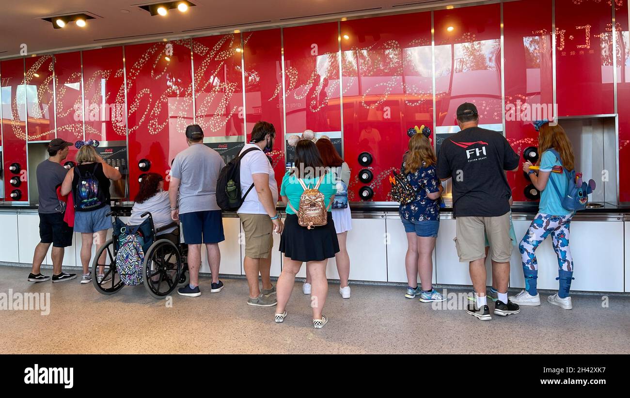 Orlando, FL USA - 9 octobre 2021: Les gens versant du soda d'un échantillon de fontaine de soda. Banque D'Images