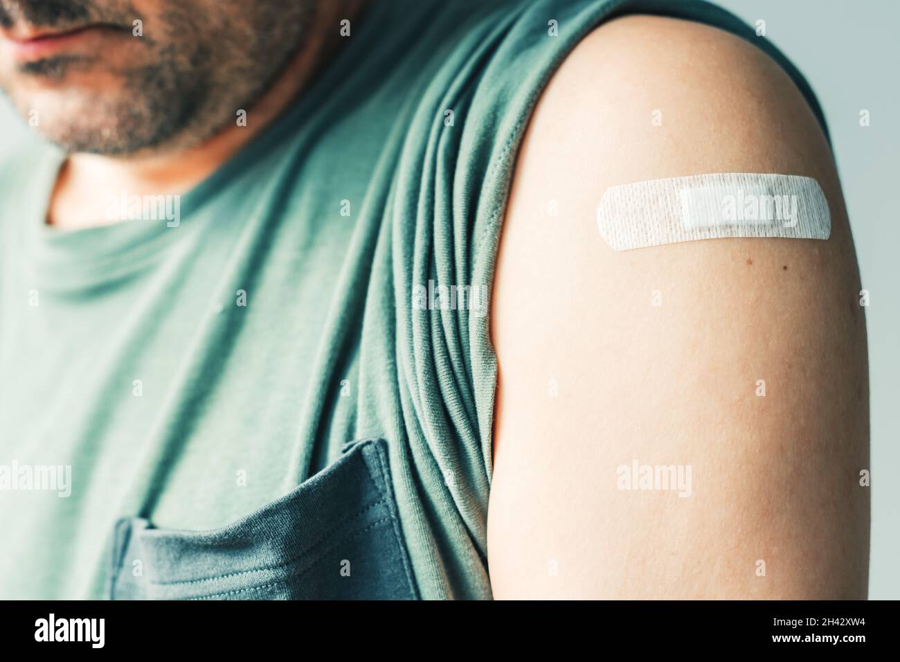 Patient mâle avec plâtre après la vaccination Covid-19 et la procédure d'immunisation à l'hôpital, foyer sélectif Banque D'Images