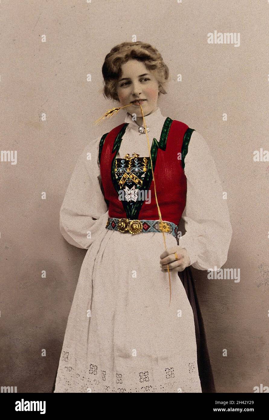 Une jeune femme norvégienne, posant dans un studio photographique portant une robe paysanne.Photographie en couleur par S. Lund, 1903. Banque D'Images Une jeune femme norvégienne, posant dans un studio photographique portant une robe paysanne.Photographie en couleur par S. Lund, 1903. Banque D'Images