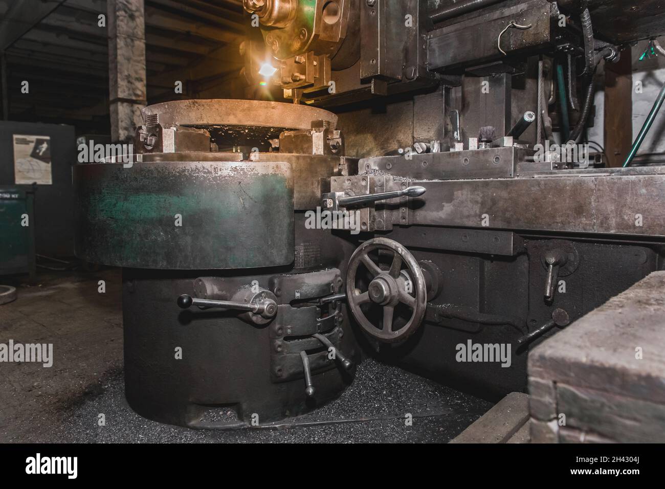 Anciens outils et équipements de machine à carrousel pour le travail des métaux dans l'atelier d'une usine industrielle. Banque D'Images