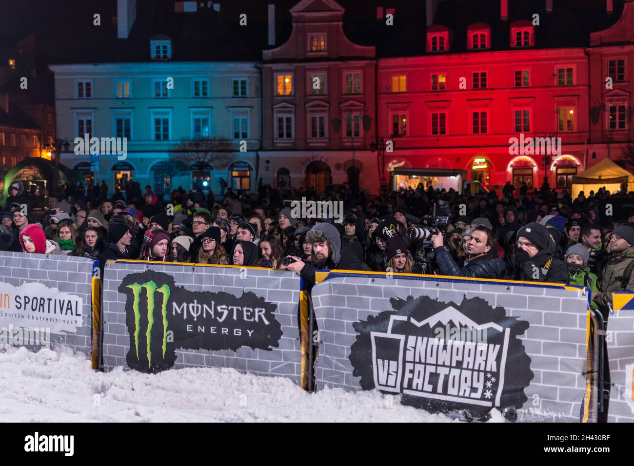 Lublin, Pologne - 5 décembre 2015 : Lublin Sportival - concours de Jibbing (surf des neiges et freesking) sur la place du Château (Plac Zamkowy) près du château de Lublin Banque D'Images