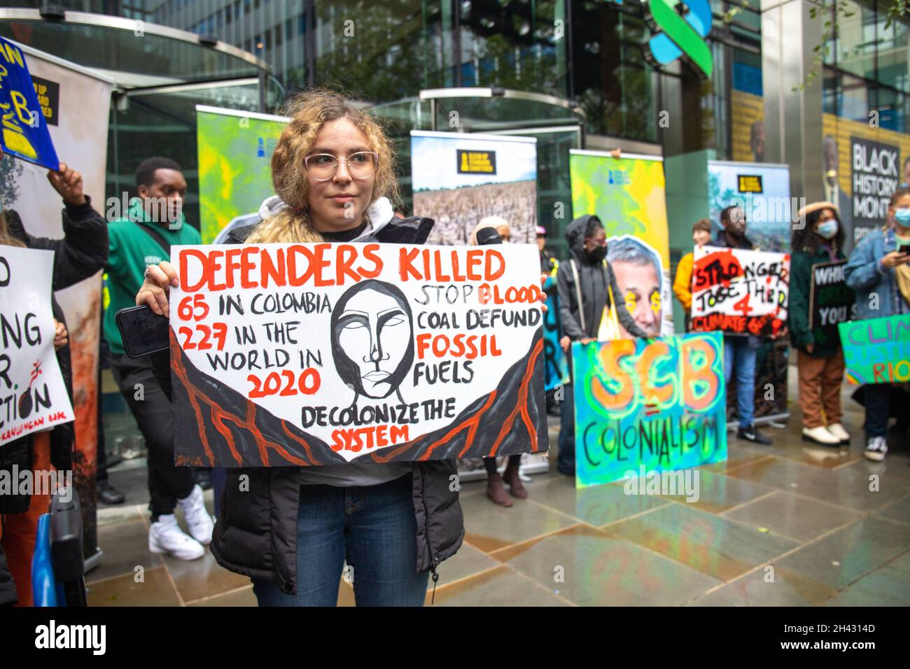 Londres, Angleterre, Royaume-Uni 29 octobre 2021 le rassemblement sur le chaos climatique demande à la Standard Chartered Bank de cesser de financer les combustibles fossiles.Les jeunes grévistes du monde entier se réunissent pour appeler la Standard Chartered Bank à cesser de financer l'extraction de combustibles fossiles lors de cette journée internationale d'action.Des discours ont été prononcés par de jeunes activistes du climat avant l'arrivée de Greta Thunberg, qui s'est rapidement quittée après avoir été pris par la presse.Les organisateurs ont été contraints de tenir les mains et de former un anneau autour des jeunes manifestants pour les protéger. Banque D'Images