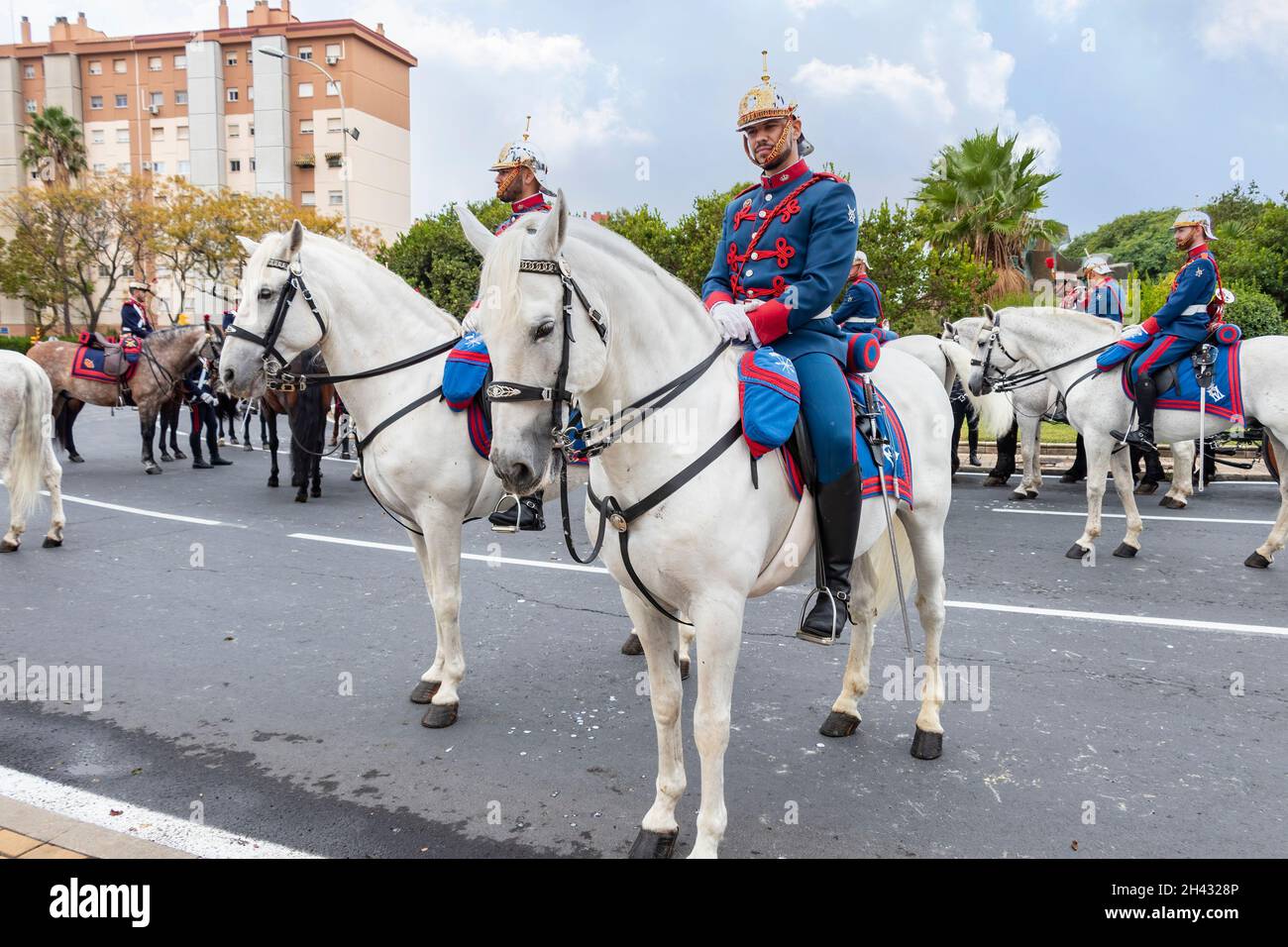Huelva, Espagne - 30 octobre 2021 : les gardes royaux du cheval dans un serment d'allégeance au drapeau espagnol des civils qui le souhaitent Banque D'Images