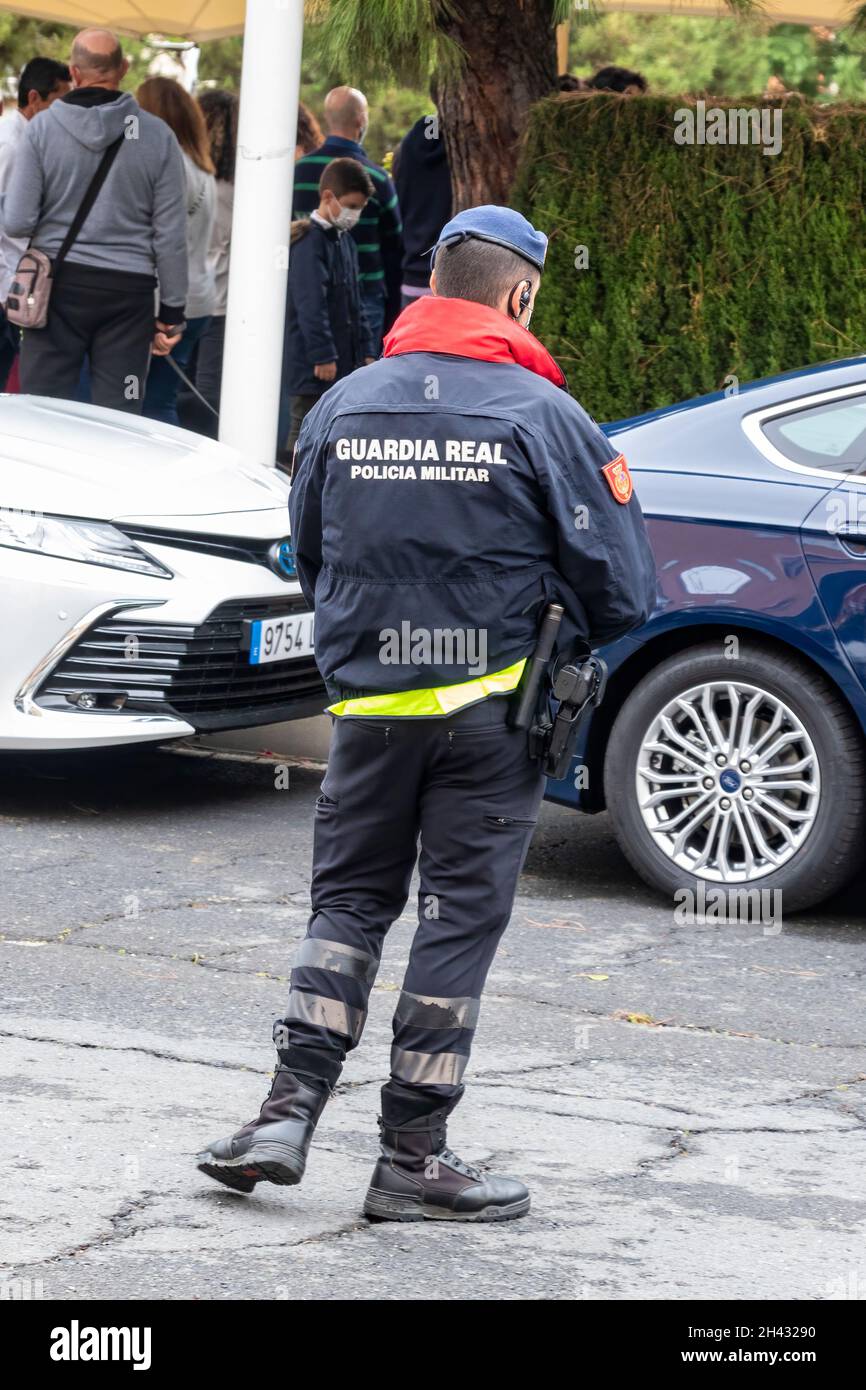 Huelva, Espagne - 30 octobre 2021 : la police militaire de la Garde royale dans un serment d'allégeance au drapeau espagnol des civils qui le souhaitent Banque D'Images