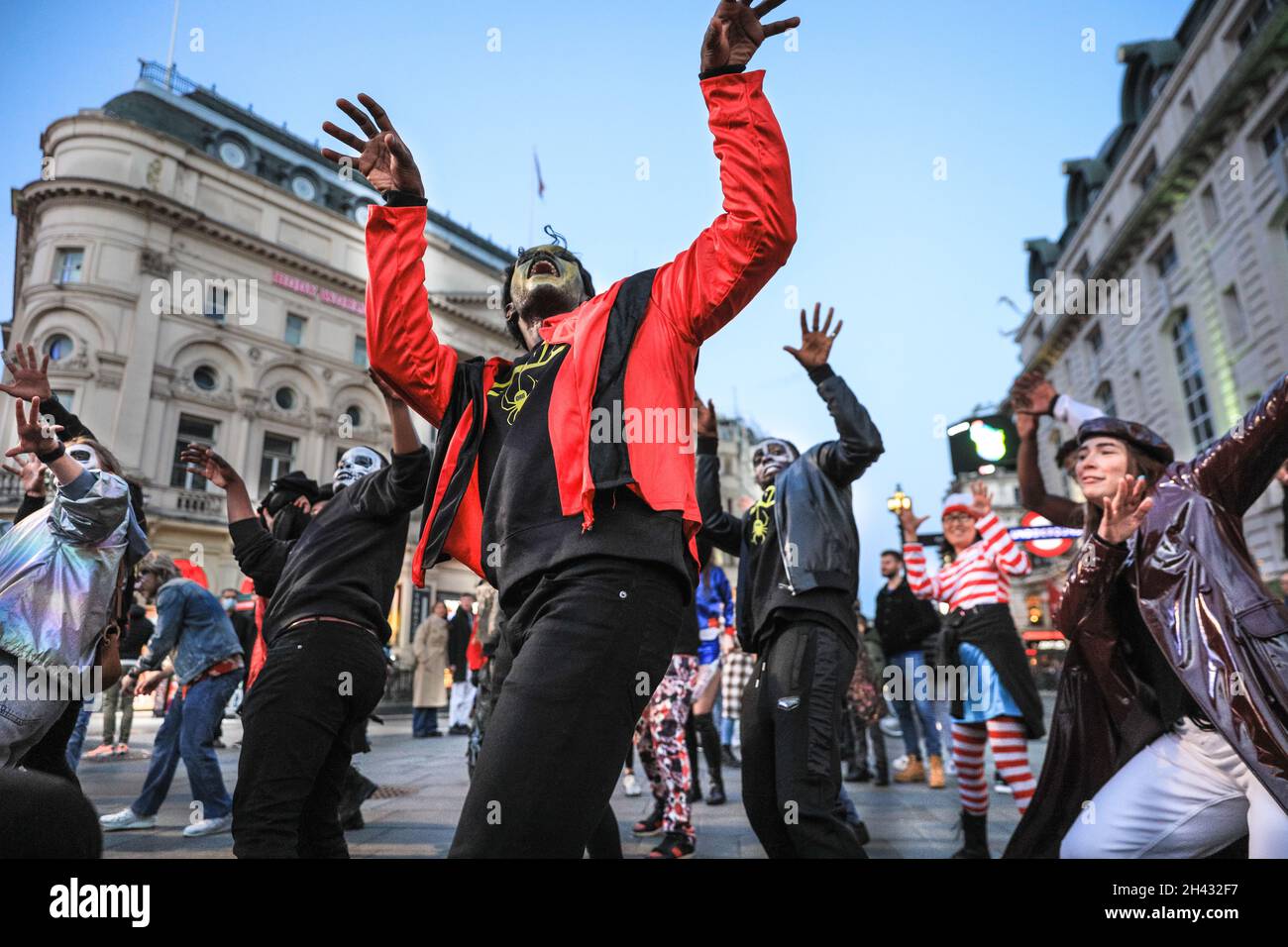 Piccadilly Circus, Londres, Royaume-Uni.31 octobre 2021.Les danseurs recréent les célèbres scènes de danse zombie issues de la vidéo « Thriller » de Michael Jackson.Les fêtards prennent part à une fête de danse d'Halloween, comprenant un groupe de Locals.org, une plate-forme sociale basée à Londres, et se rencontrent pour réunir les Londoniens.Les passants sont encouragés à se joindre à eux et à danser.Credit: Imagetraceur/Alamy Live News Banque D'Images
