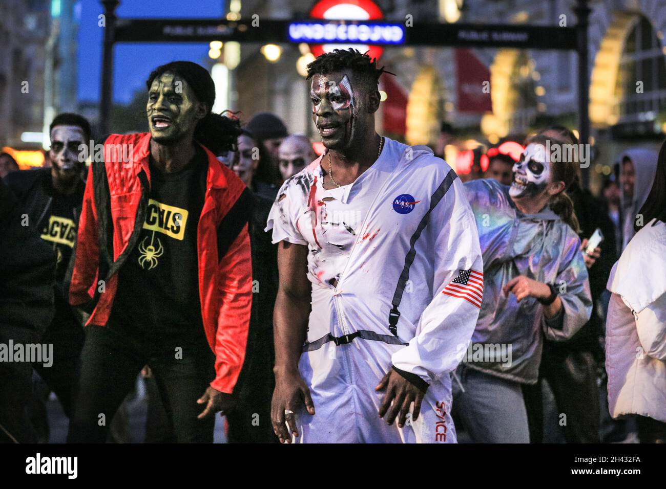 Piccadilly Circus, Londres, Royaume-Uni.31 octobre 2021.Les danseurs recréent les célèbres scènes de danse zombie issues de la vidéo « Thriller » de Michael Jackson.Les fêtards prennent part à une fête de danse d'Halloween, comprenant un groupe de Locals.org, une plate-forme sociale basée à Londres, et se rencontrent pour réunir les Londoniens.Les passants sont encouragés à se joindre à eux et à danser.Credit: Imagetraceur/Alamy Live News Banque D'Images