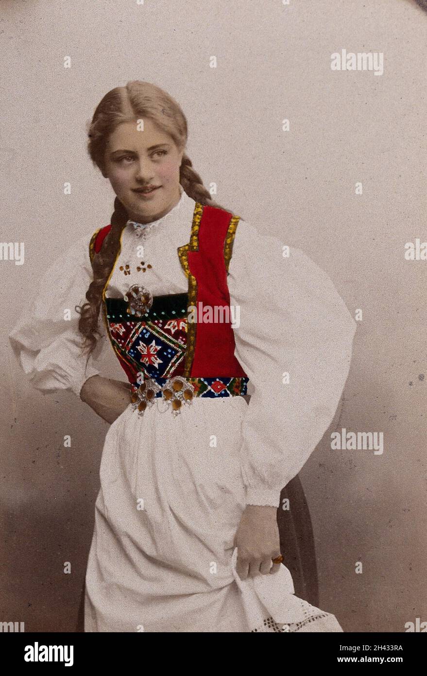 Une jeune femme norvégienne, posant dans un studio photographique portant une robe paysanne.Photographie en couleur de S. Persen, 1901. Banque D'Images Une jeune femme norvégienne, posant dans un studio photographique portant une robe paysanne.Photographie en couleur de S. Persen, 1901. Banque D'Images