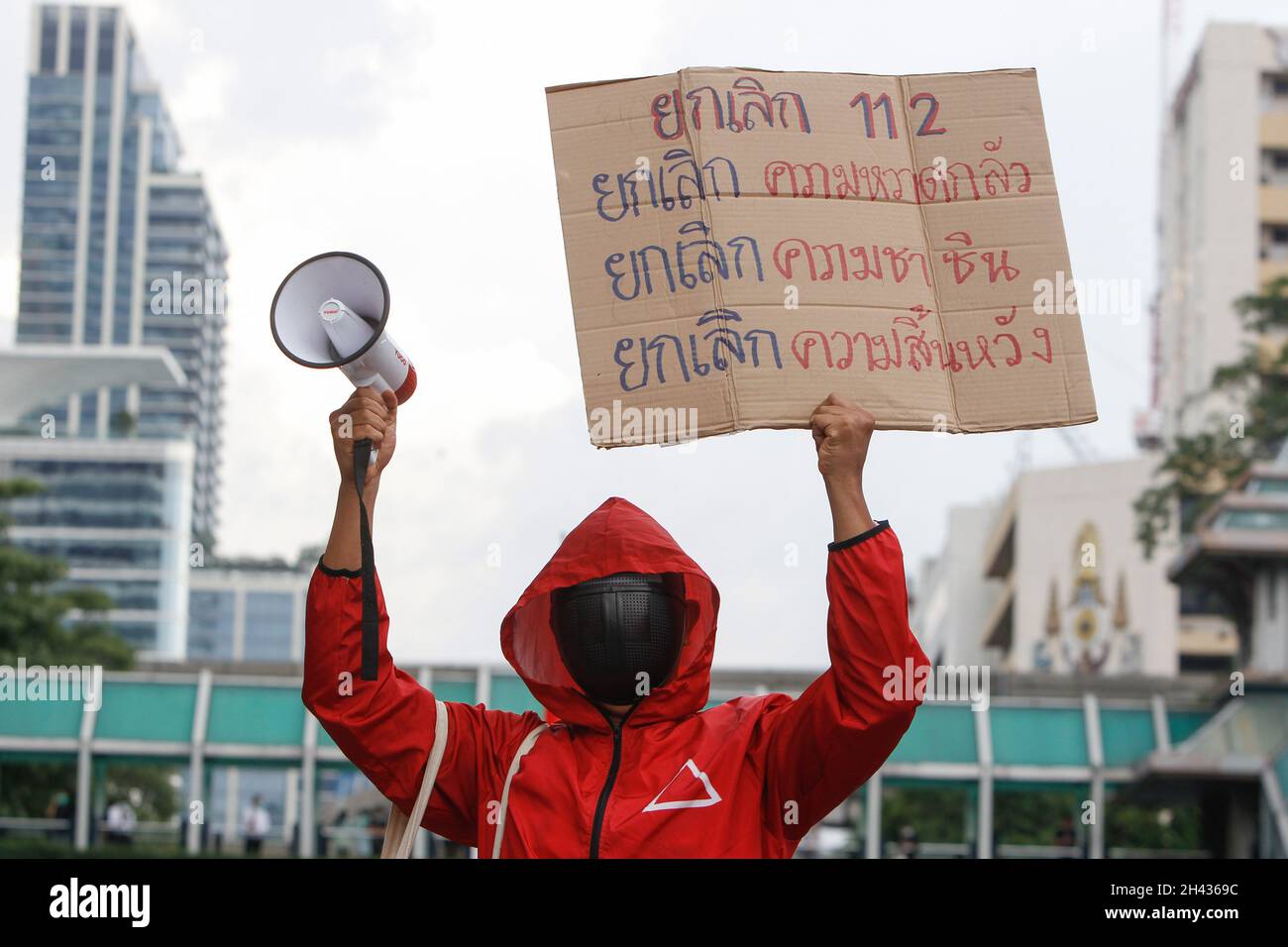 Bangkok, Thaïlande.31 octobre 2021.Un manifestant vêtu d'un costume de cinéma Squid Game tient un écriteau et un mégaphone pendant la démonstration.Des manifestants antigouvernementaux se sont rassemblés à l'intersection de Ratchaprasong à Bangkok pour réclamer la démission du Premier ministre Prayuth Chan-ocha et l'abolition de la loi de 112 sur la lèse-majeste.(Photo de Chaiwat Subprasom/SOPA Images/Sipa USA) crédit: SIPA USA/Alay Live News Banque D'Images